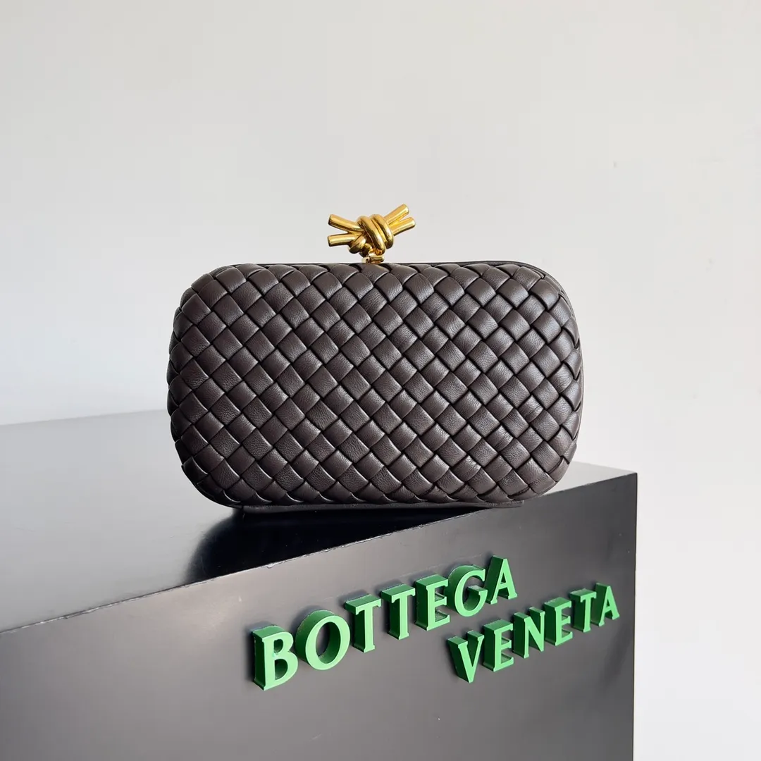 Batch 1860 BV Knot | The classic return of the evening bag. Original leather ➕ Stainless steel hardware ➕ 24k real gold plating ➕ Fully handmade. Those who know the history of our brand should have heard that the knot is a story of Bottega Veneta, and it is also one of the more important design elements. Matthieu Blazy's work this season sublimates Knot's classics, with a new knot design and a woven shoulder strap, plus Fouland Intreccio's weaving technology, adding some fashion to the retro and nostalgic feel of the past. Style number: 717622 Size: 20.5*6*12.5